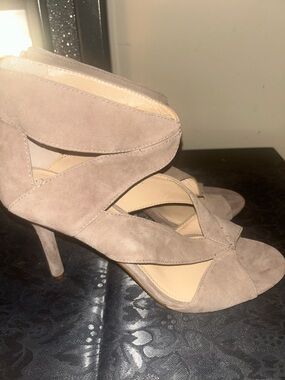 Vince Camuto NWT Crisscross Open-Toe Heels in Taupe size 10